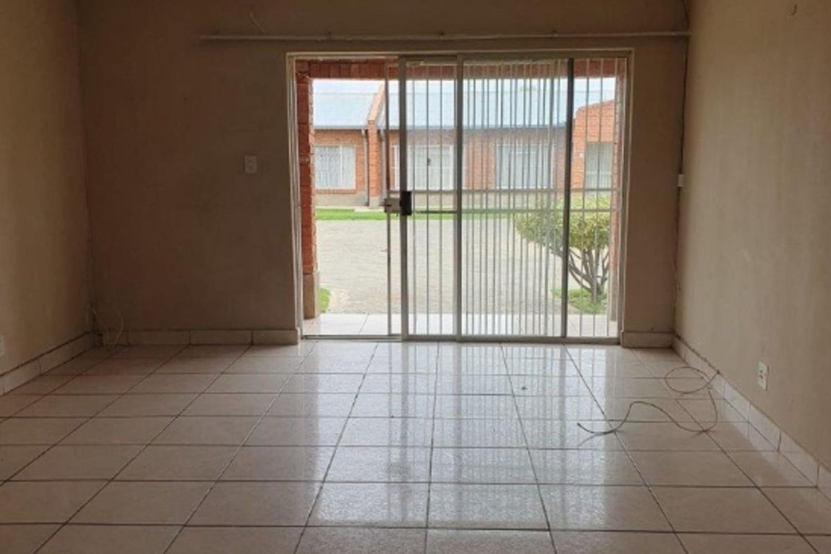 House For Sale in Ladybrand Central - Photo 5