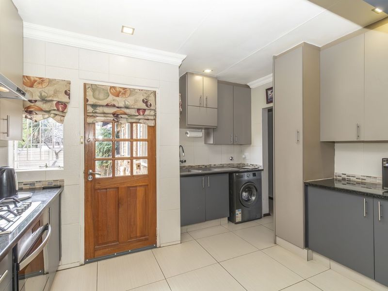 House For Sale in Wilgeheuwel - Photo 4