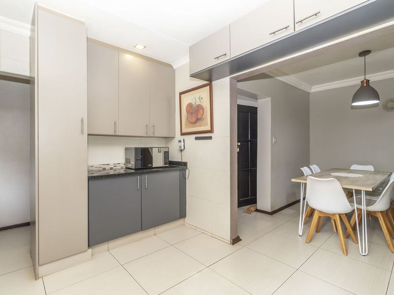 House For Sale in Wilgeheuwel - Photo 6