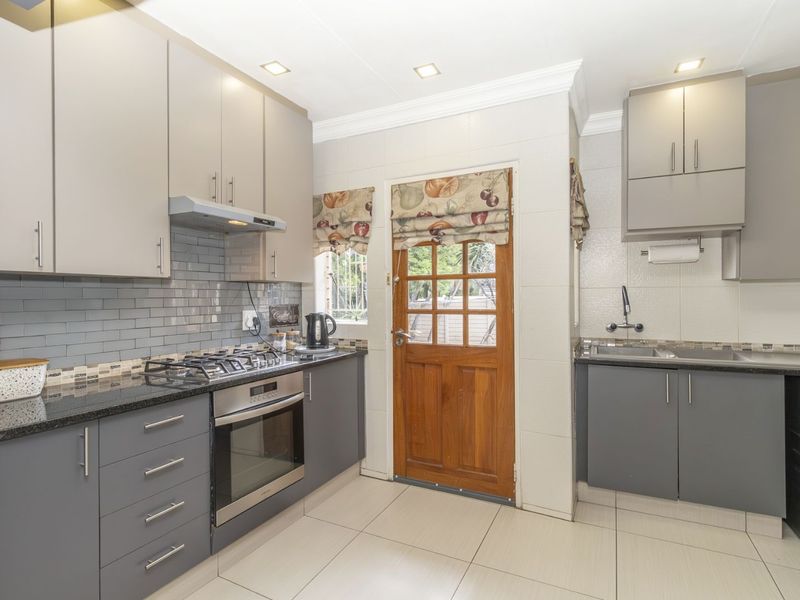 House For Sale in Wilgeheuwel - Photo 5