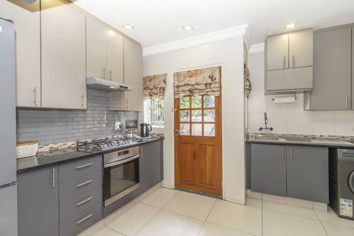 House For Sale in Wilgeheuwel - Photo 5