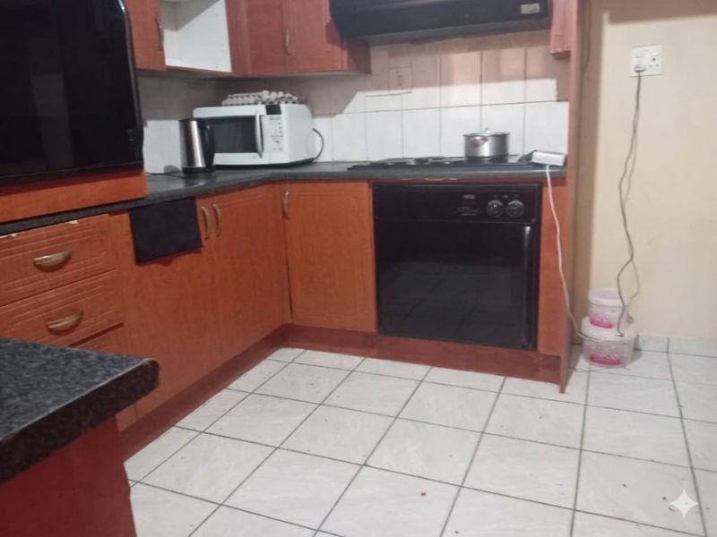 House For Sale in Soshanguve Ext - Photo 4