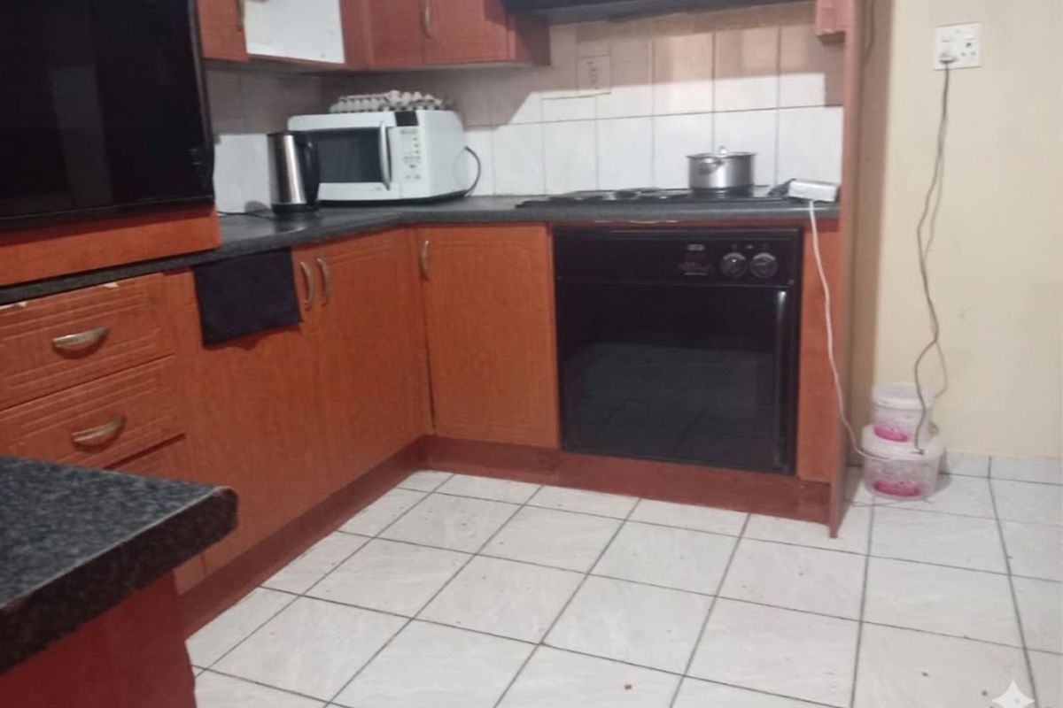 House For Sale in Soshanguve Ext - Photo 4