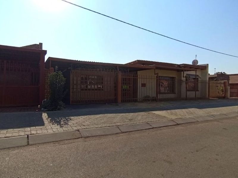 House For Sale in Soshanguve Ext - Photo 1
