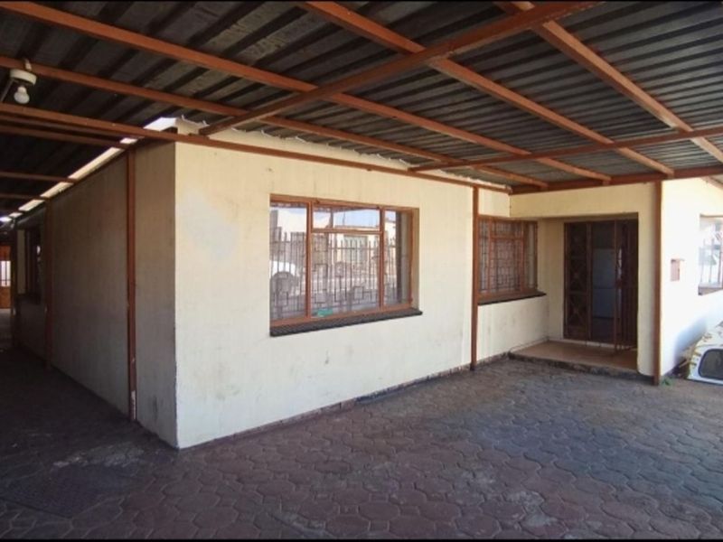 House For Sale in Soshanguve Ext - Photo 2