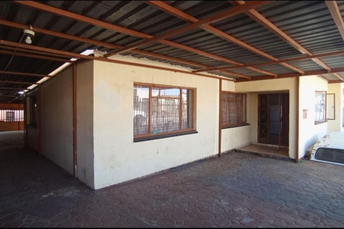 House For Sale in Soshanguve Ext - Photo 2