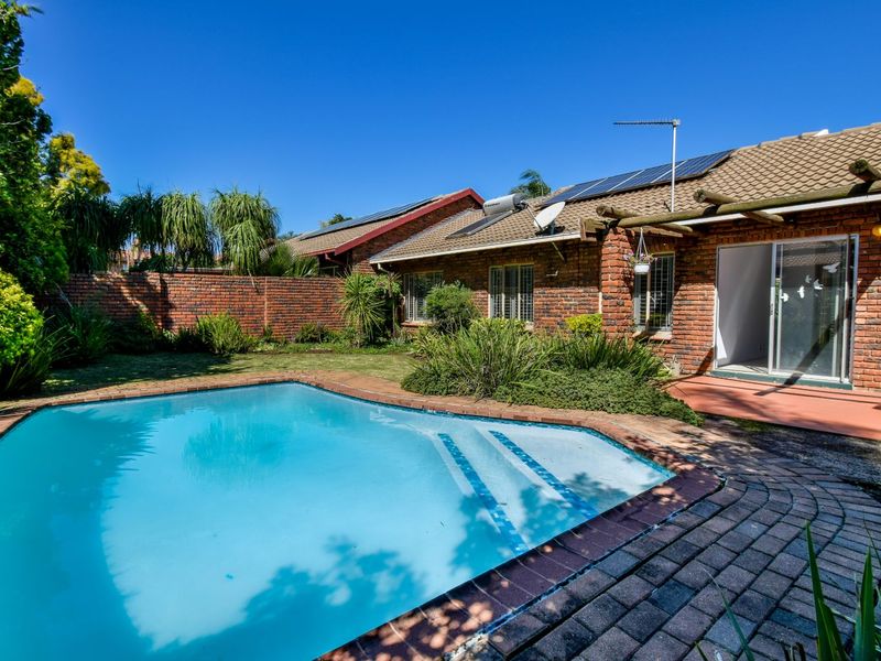 House For Sale in Faerie Glen - Photo 1