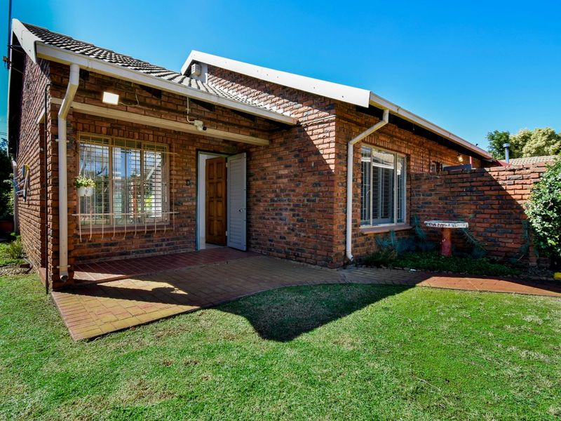 House For Sale in Faerie Glen - Photo 8