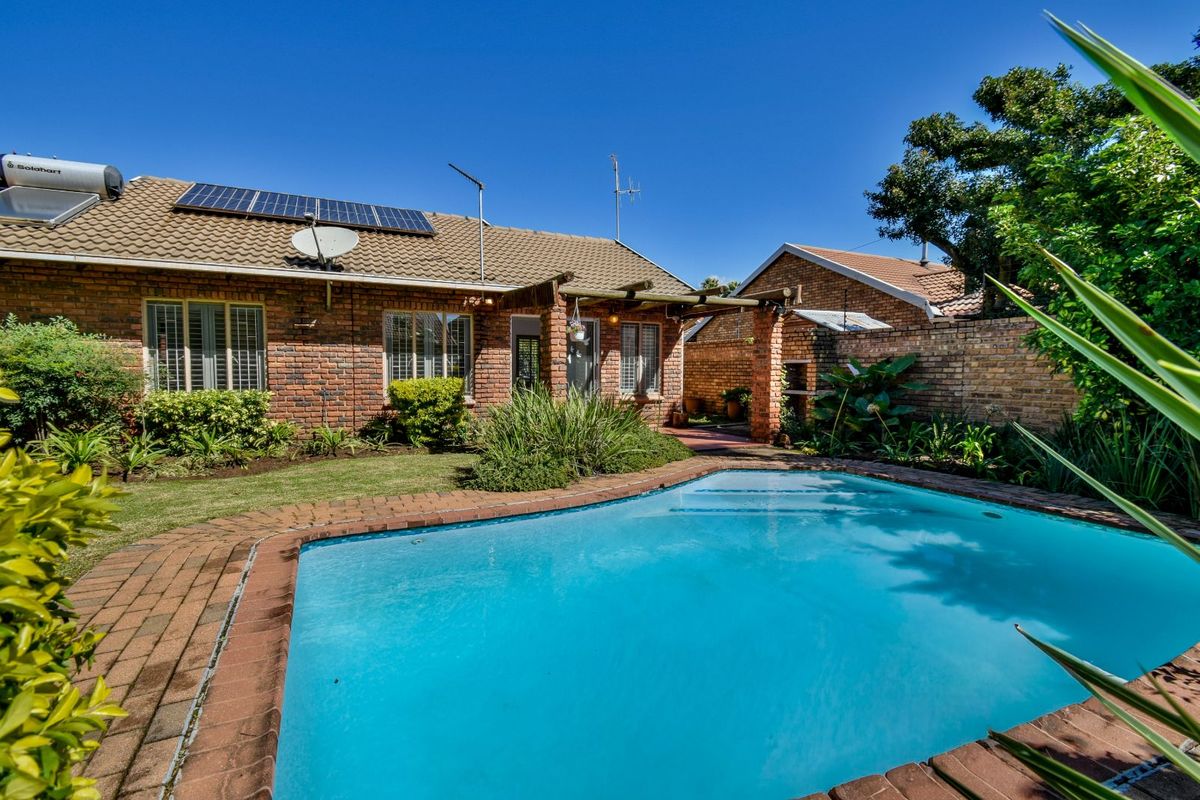 House For Sale in Faerie Glen - Photo 2