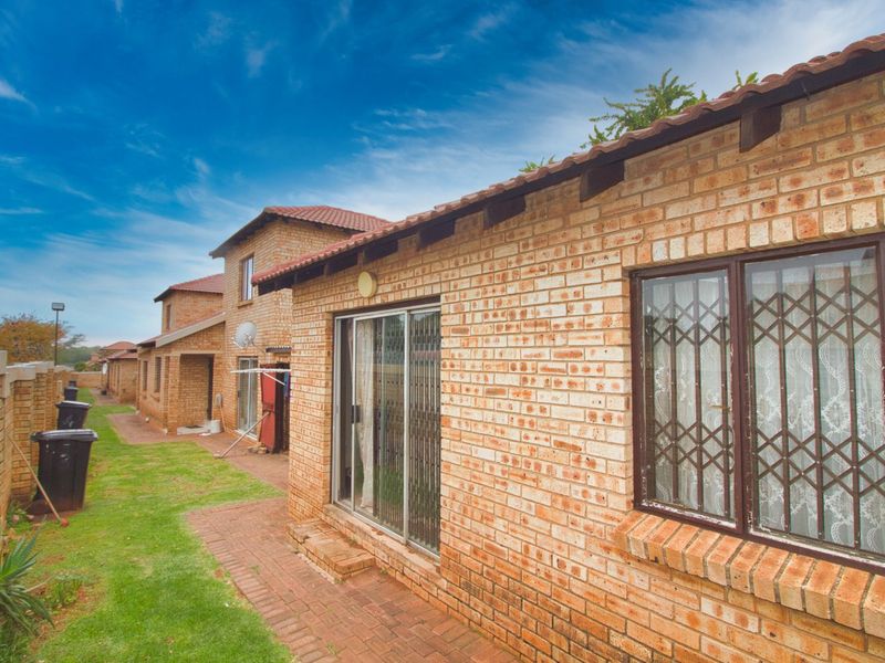 Townhouse For Sale in Witpoortjie - Photo 2