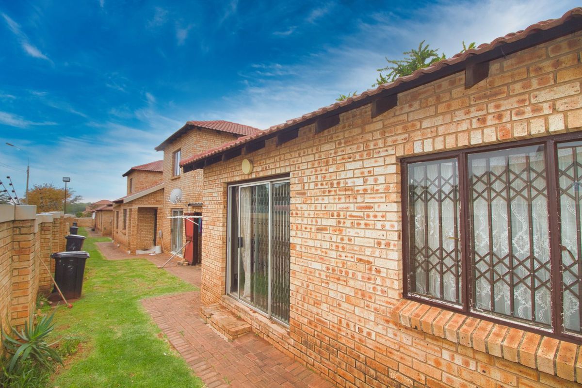 Townhouse For Sale in Witpoortjie - Photo 2