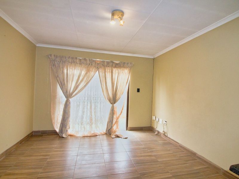Townhouse For Sale in Witpoortjie - Photo 8