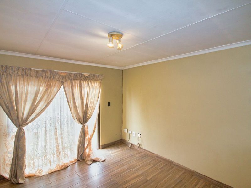 Townhouse For Sale in Witpoortjie - Photo 6