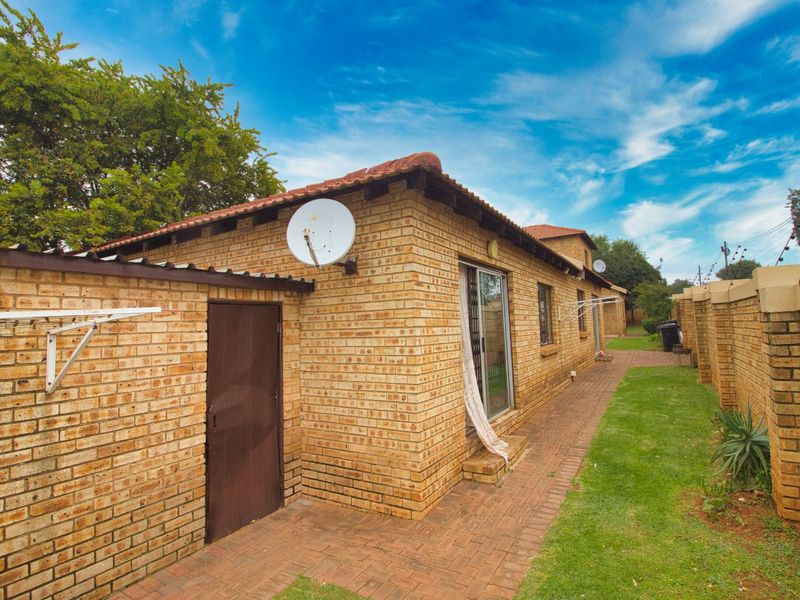 Townhouse For Sale in Witpoortjie - Photo 3