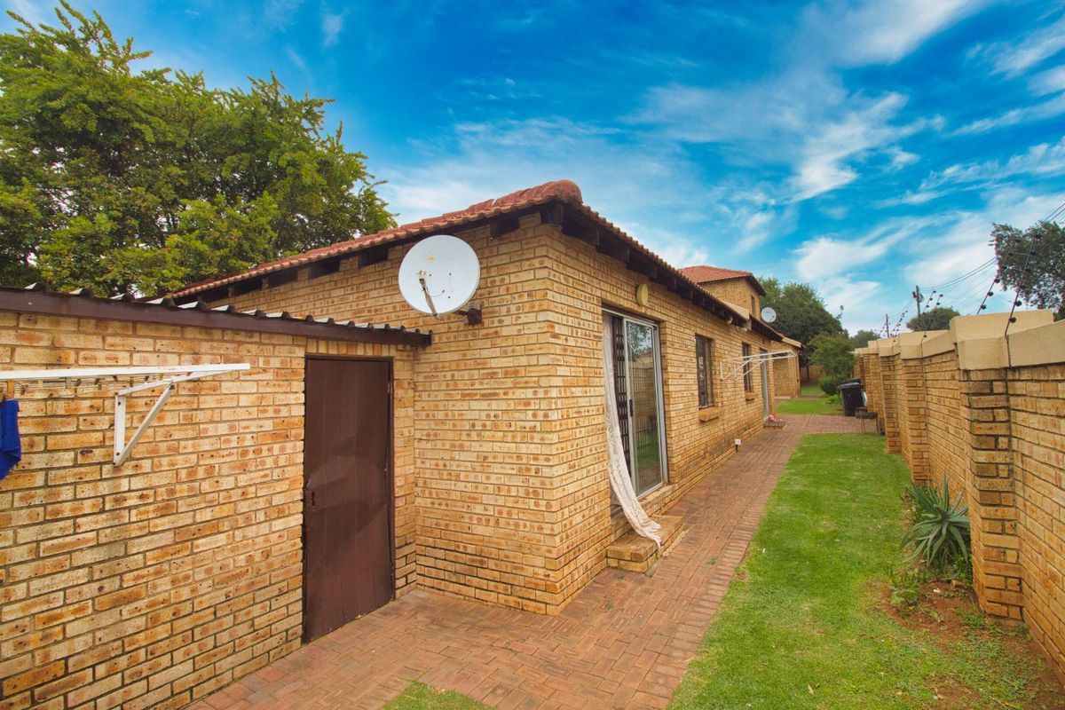 Townhouse For Sale in Witpoortjie - Photo 3