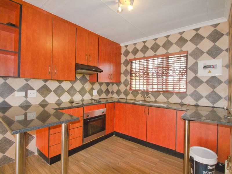 Townhouse For Sale in Witpoortjie - Photo 4