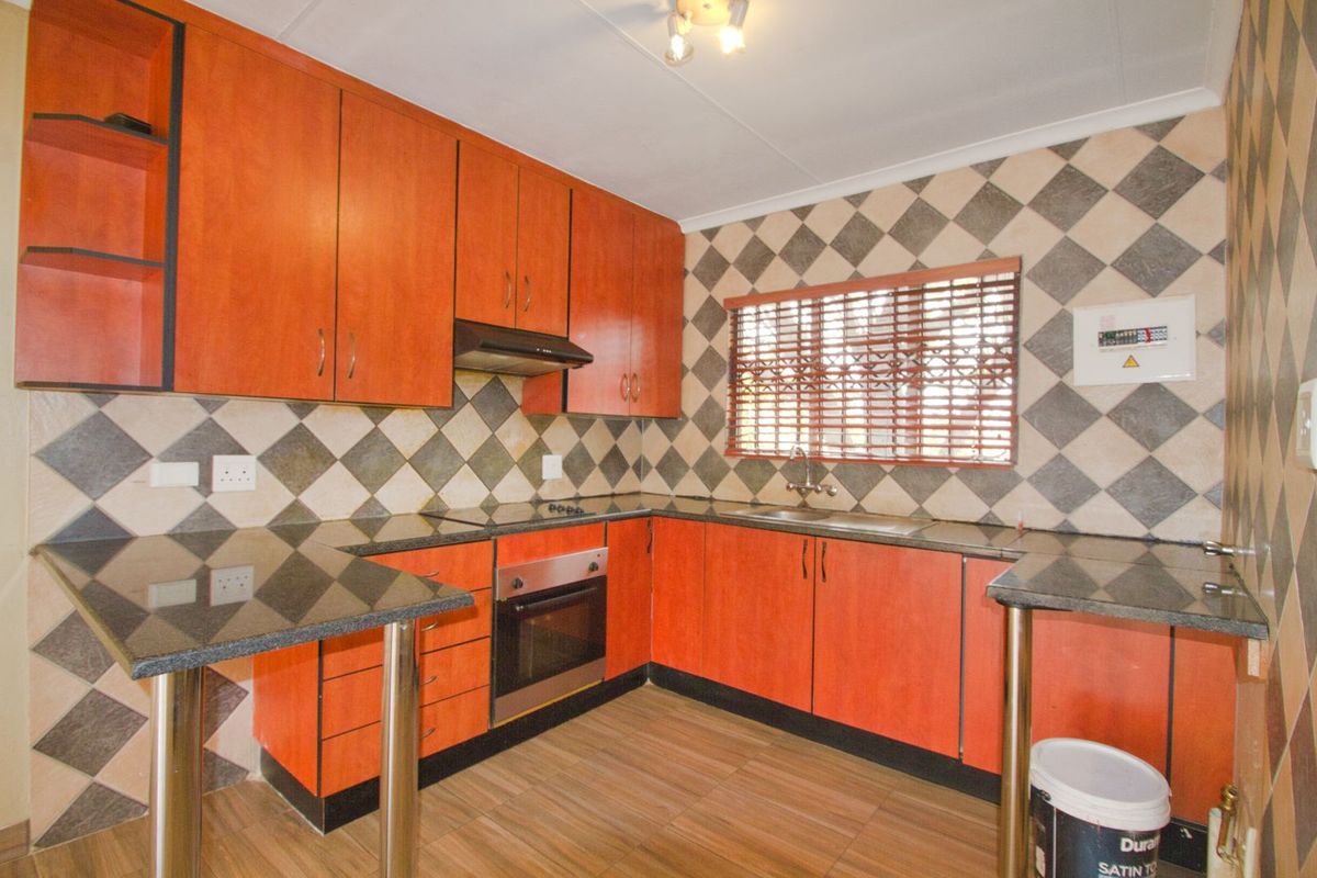 Townhouse For Sale in Witpoortjie - Photo 4