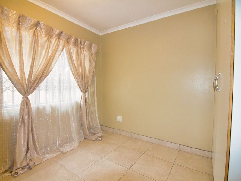 Townhouse For Sale in Witpoortjie - Photo 10