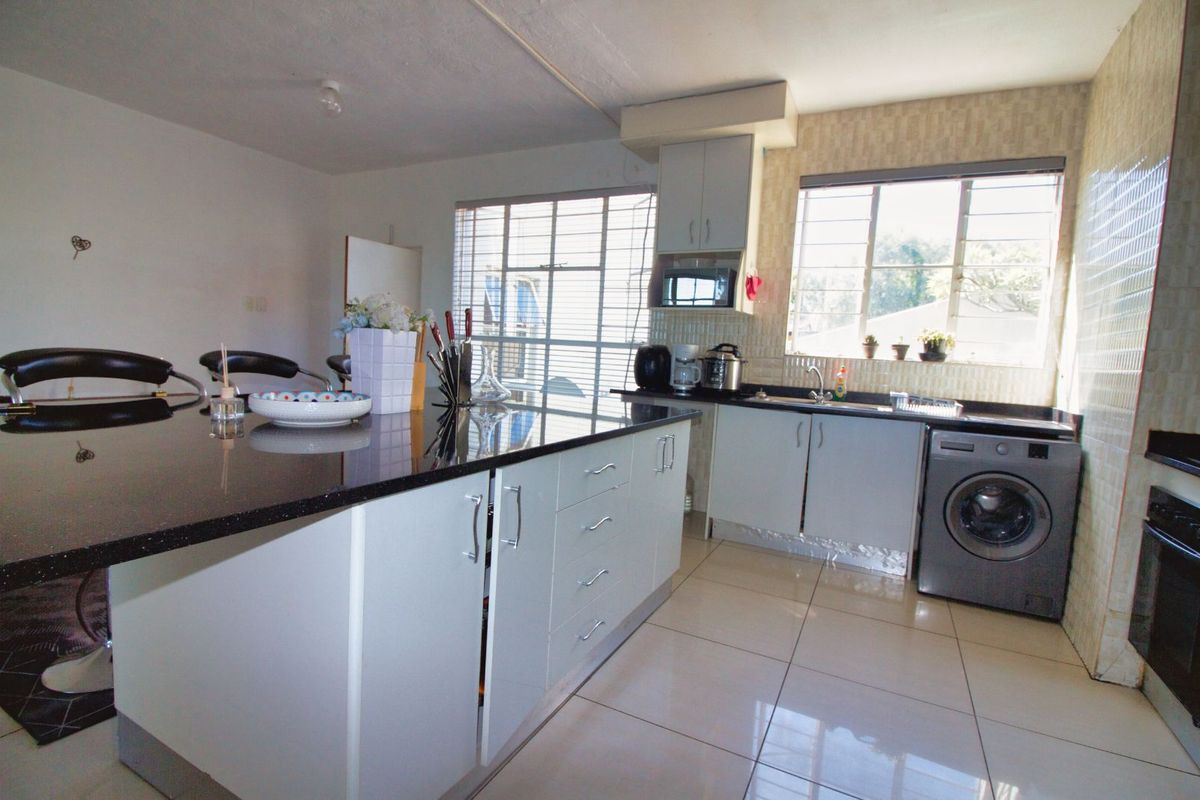 Apartment For Sale in Bramley - Photo 2