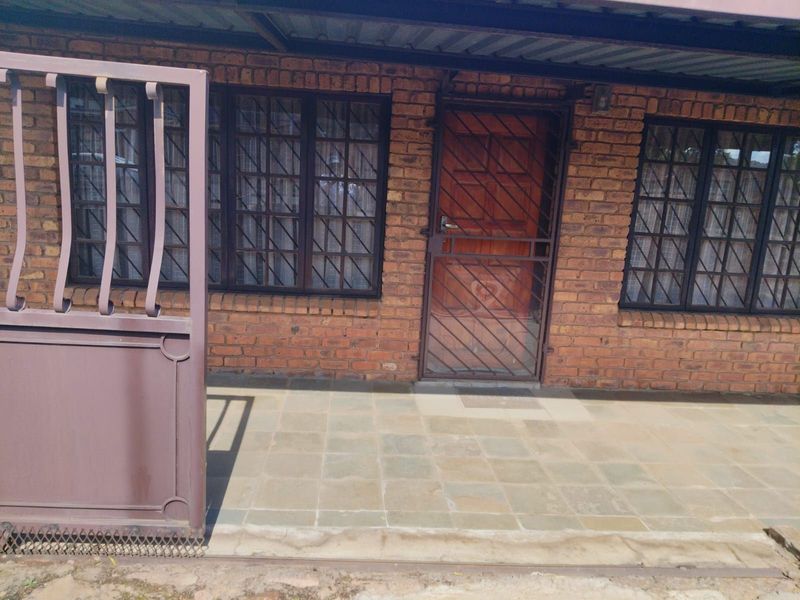 House For Sale in Mamelodi - Photo 2