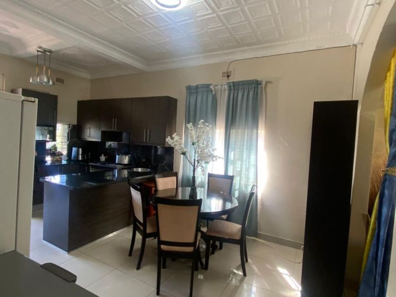 House For Sale in Kensington - Photo 6
