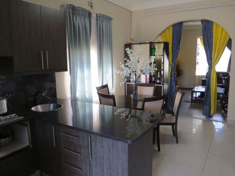 House For Sale in Kensington - Photo 7