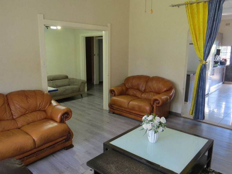 House For Sale in Kensington - Photo 4