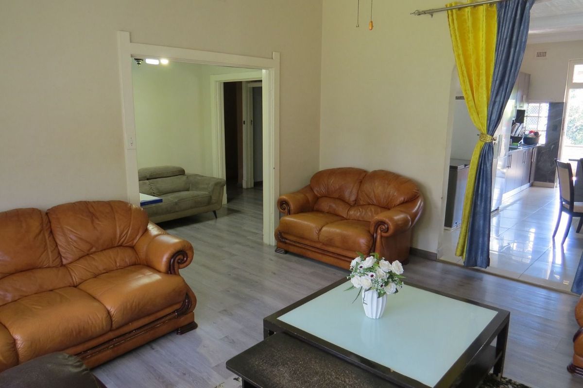 House For Sale in Kensington - Photo 4