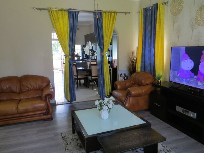 House For Sale in Kensington - Photo 2