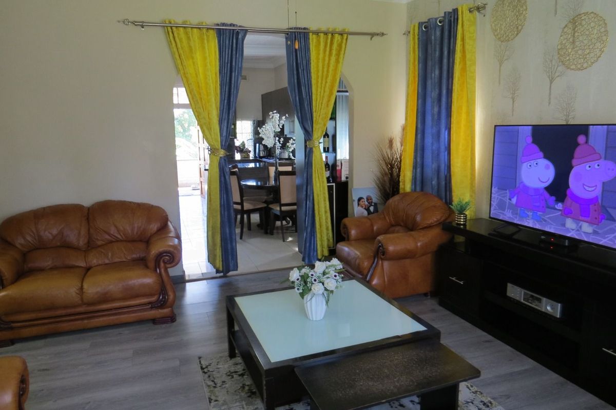 House For Sale in Kensington - Photo 2