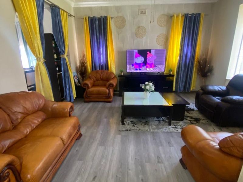 House For Sale in Kensington - Photo 3