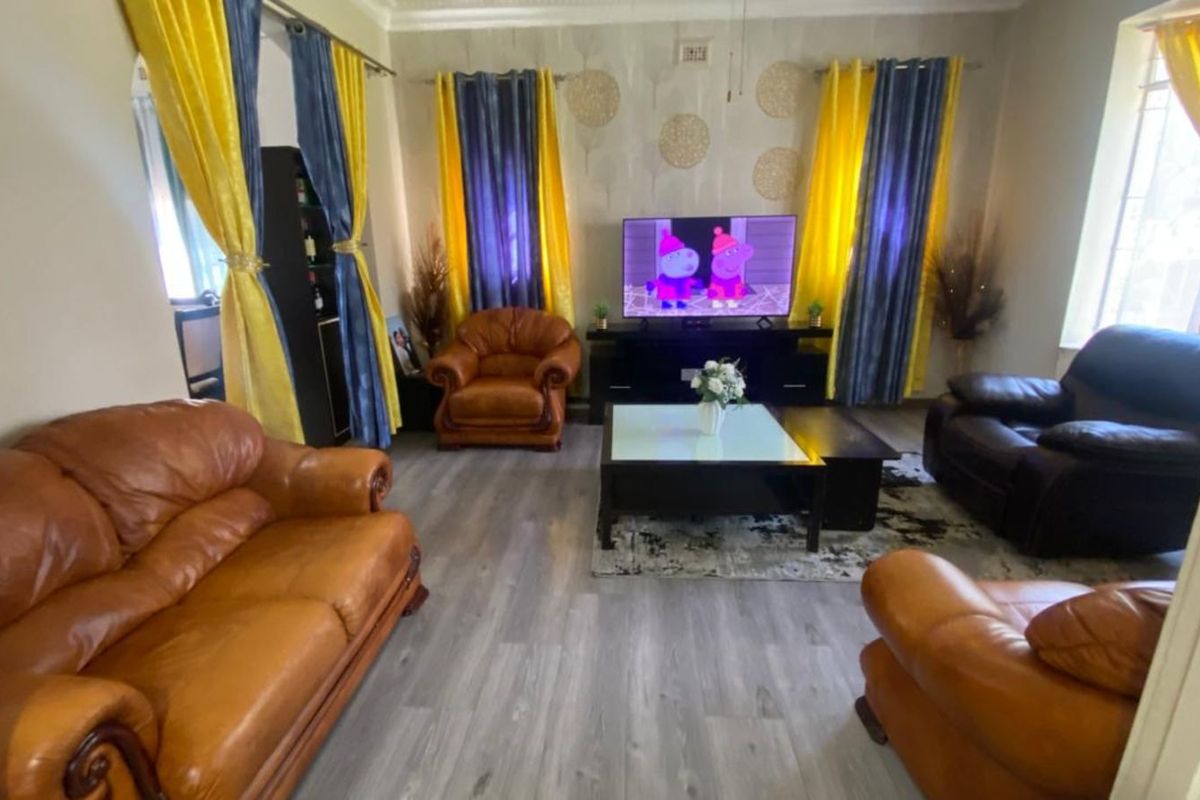 House For Sale in Kensington - Photo 3