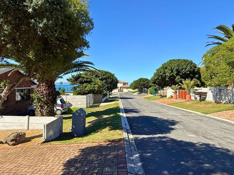 House For Sale in Kleinbaai - Photo 3
