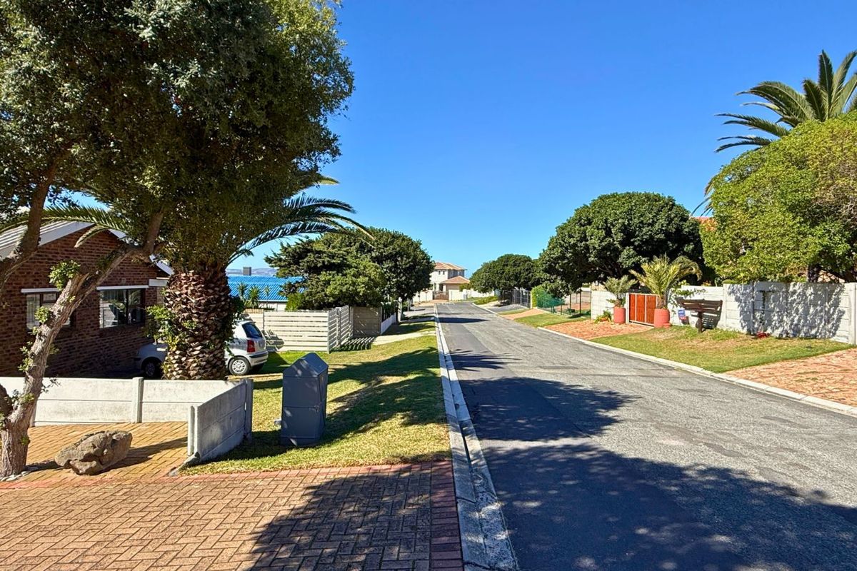 House For Sale in Kleinbaai - Photo 3