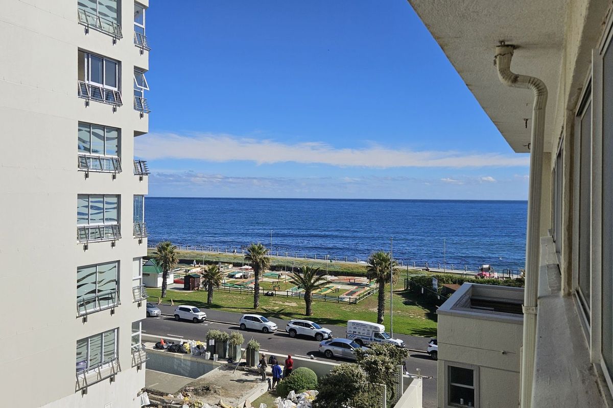 Apartment For Sale in Mouille Point - Photo 2