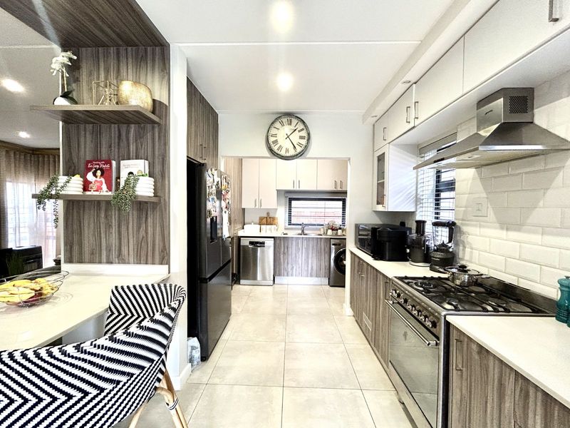 House For Sale in Kyalami - Photo 6