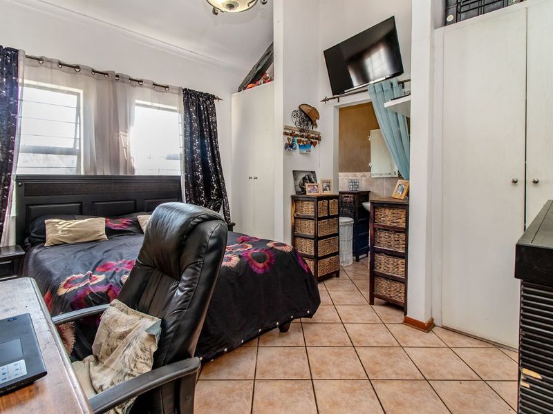 Townhouse For Sale in Equestria - Photo 9