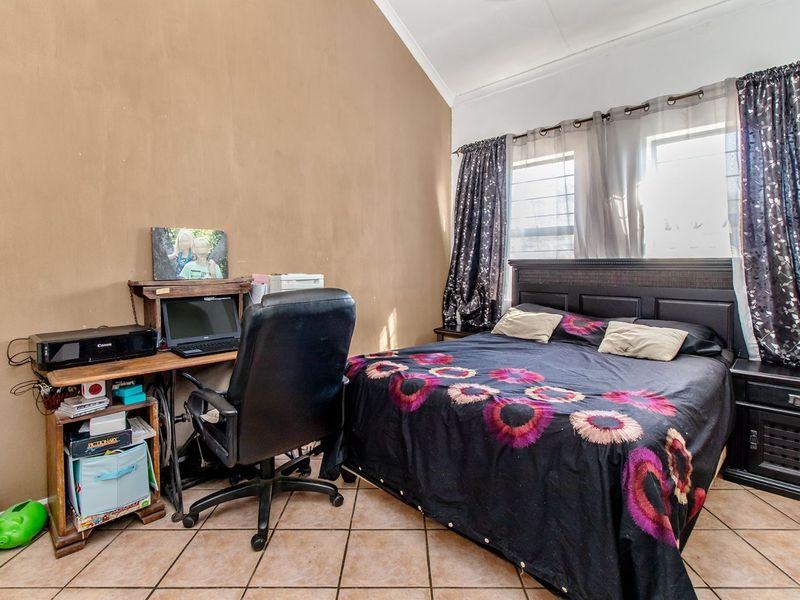 Townhouse For Sale in Equestria - Photo 8