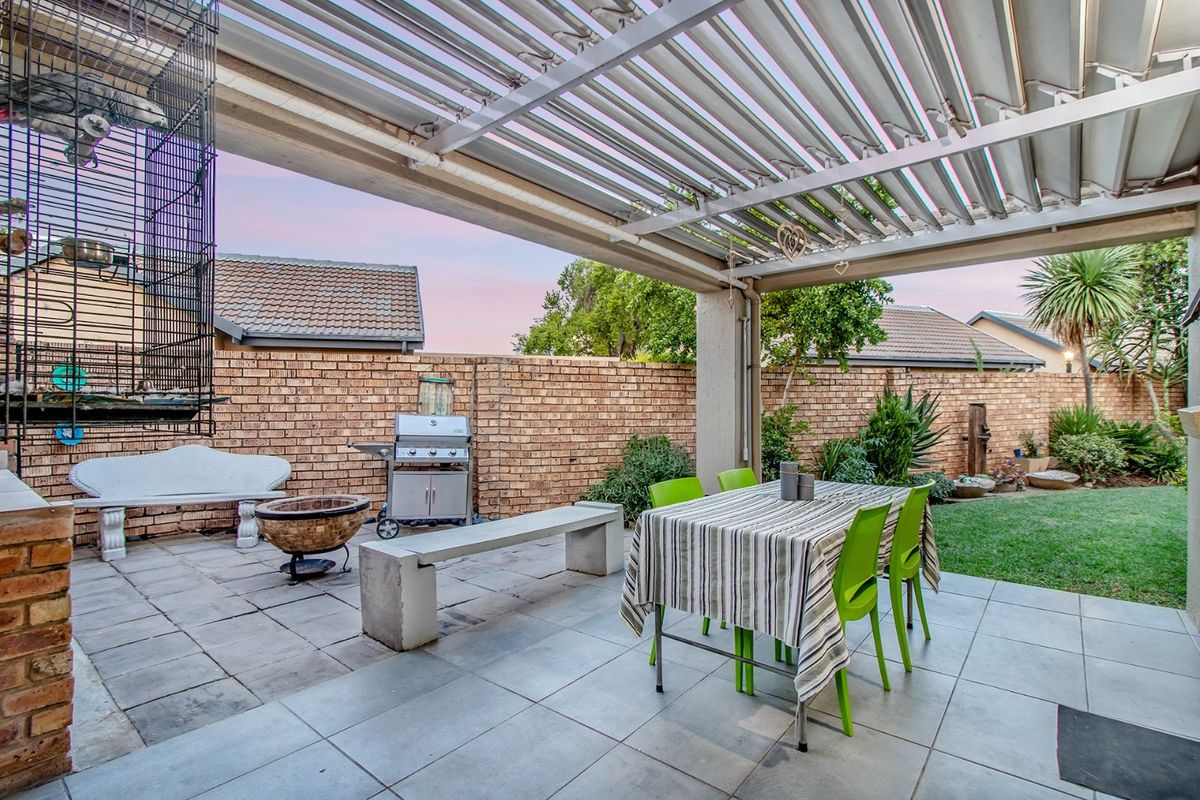 Townhouse For Sale in Equestria - Photo 2