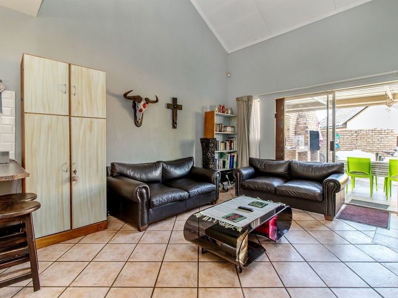 Townhouse For Sale in Equestria - Photo 5