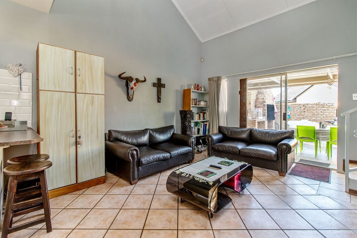 Townhouse For Sale in Equestria - Photo 5