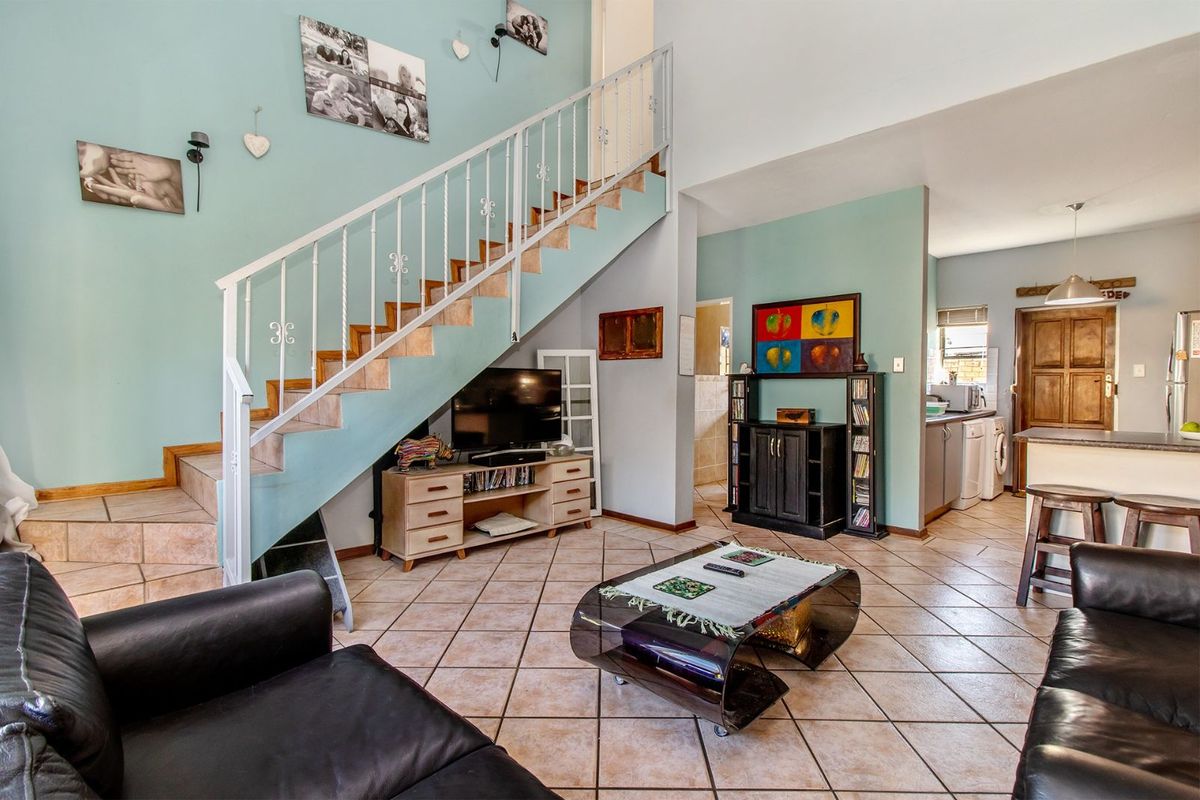 Townhouse For Sale in Equestria - Photo 4