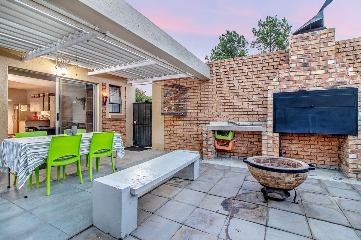 Townhouse For Sale in Equestria - Photo 3