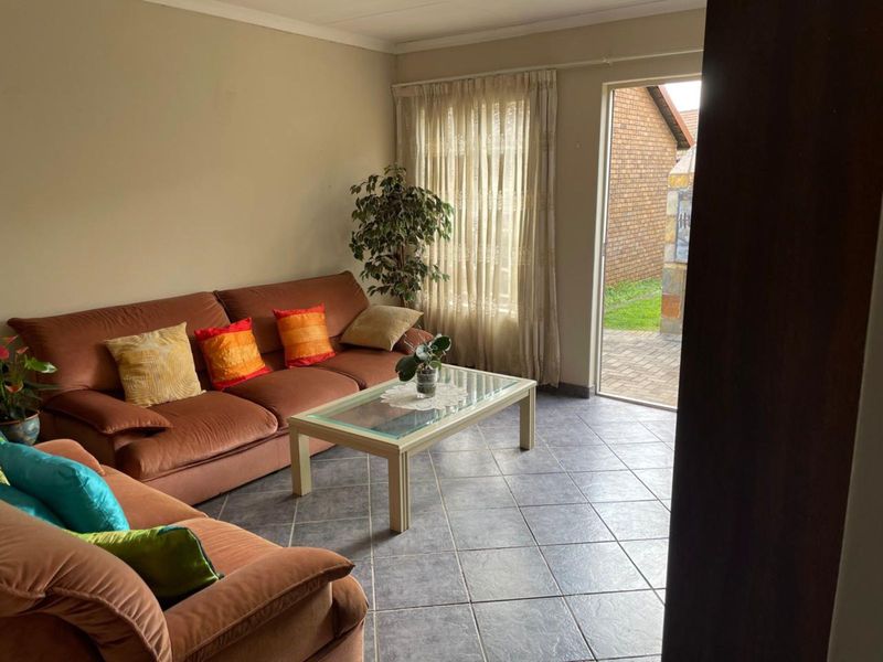 Townhouse For Sale in Amberfield Glen - Photo 2