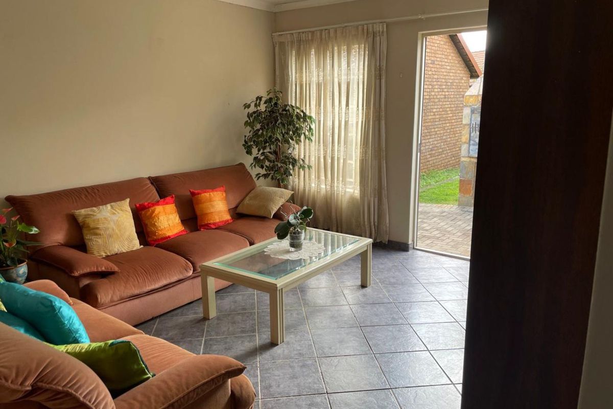 Townhouse For Sale in Amberfield Glen - Photo 4