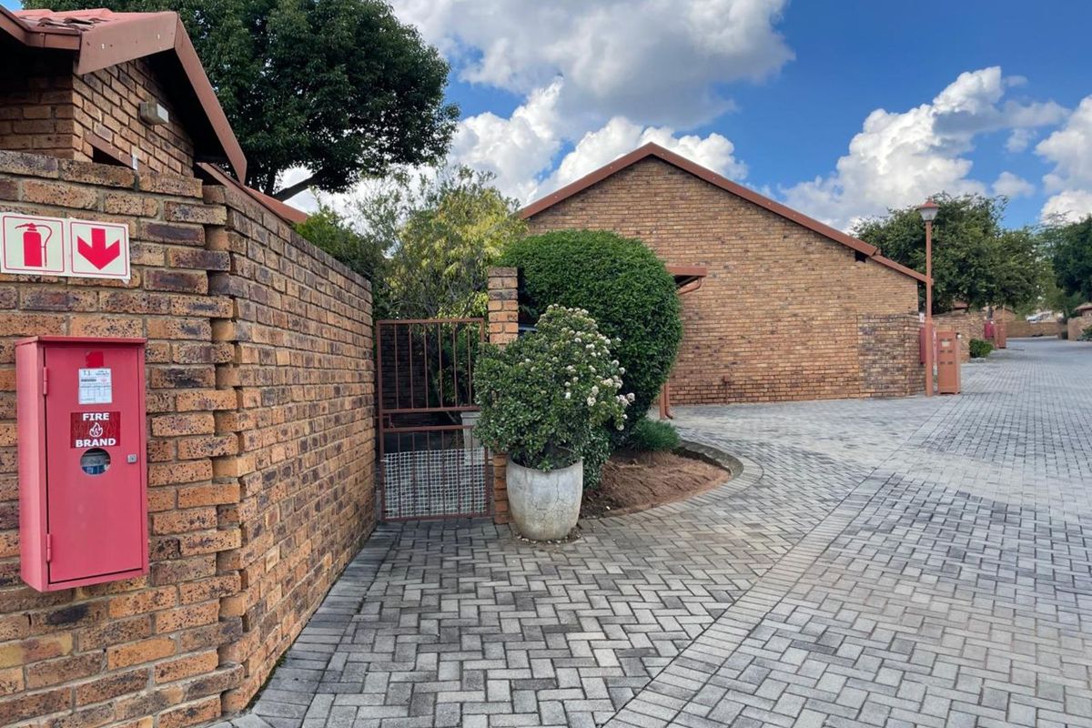 Townhouse For Sale in Amberfield Glen - Photo 2