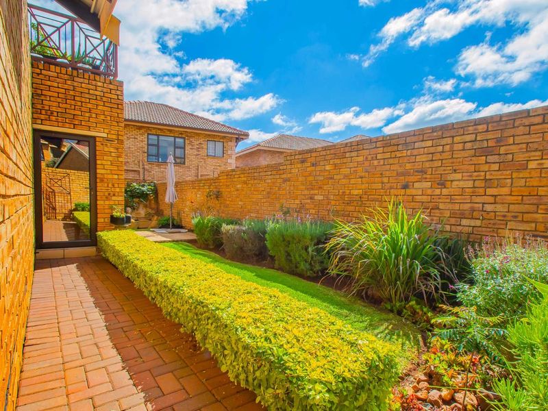 Townhouse For Sale in Willowbrook - Photo 3