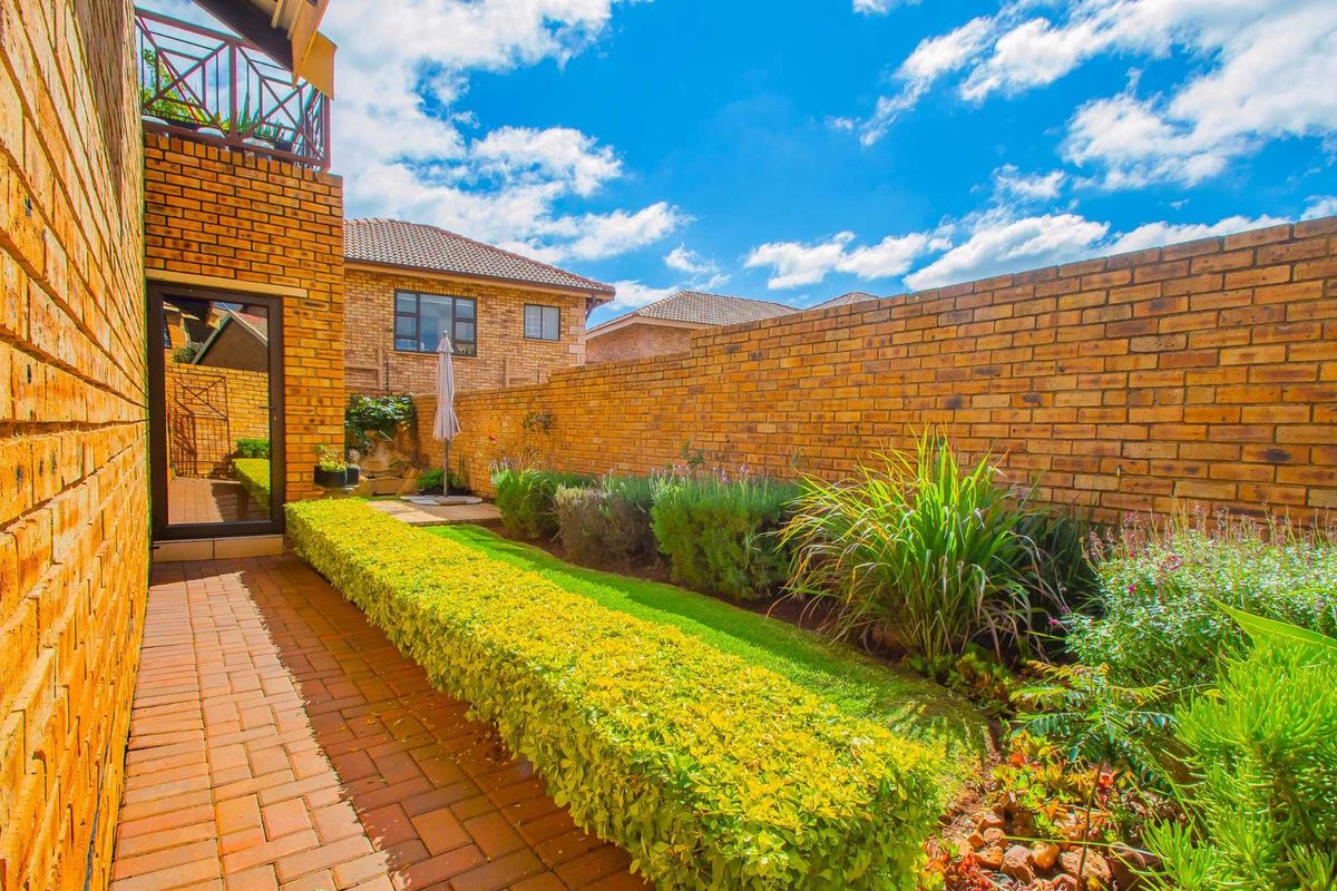 Townhouse For Sale in Willowbrook - Photo 3