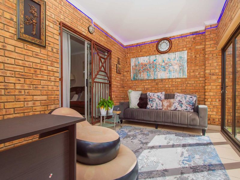 Townhouse For Sale in Willowbrook - Photo 8