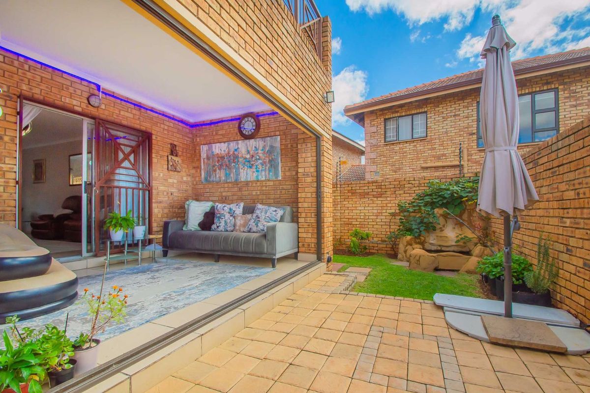 Townhouse For Sale in Willowbrook - Photo 4